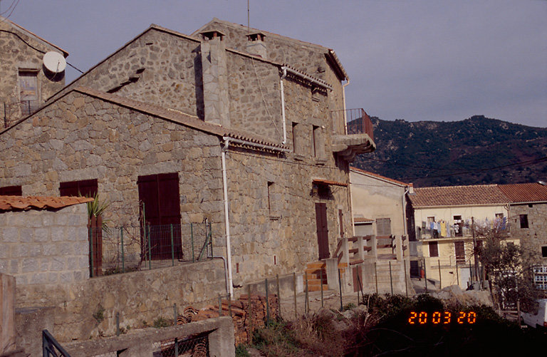 Vue d'ensemble de trois quarts.