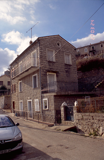 Vue d'ensemble de trois quarts.