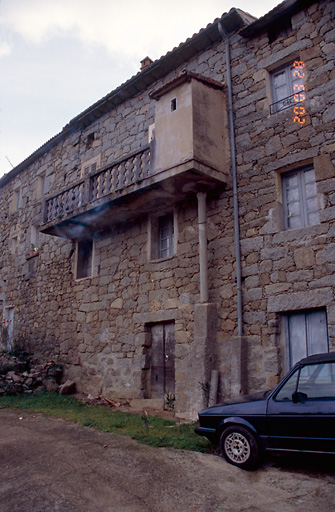 Vue d'ensemble de trois quarts.