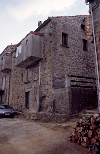 Vue d'ensemble de trois quarts.