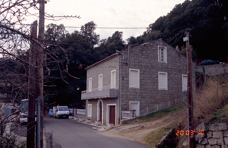 Vue d'ensemble de trois quarts.