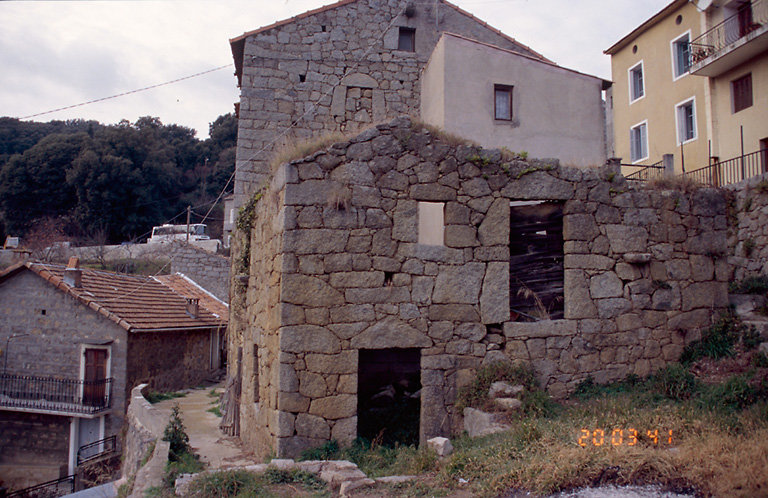 Vue d'ensemble de trois quarts.
