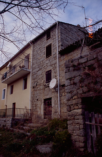 Vue d'ensemble de trois quarts.