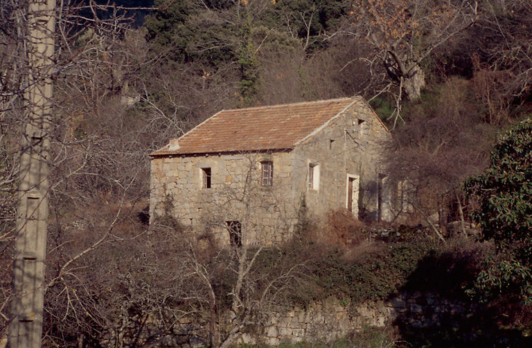 Vue d'ensemble de trois quarts.
