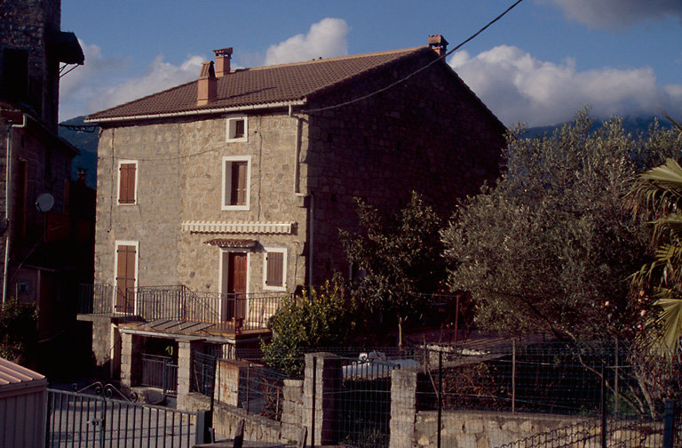 Vue d'ensemble de trois quarts.