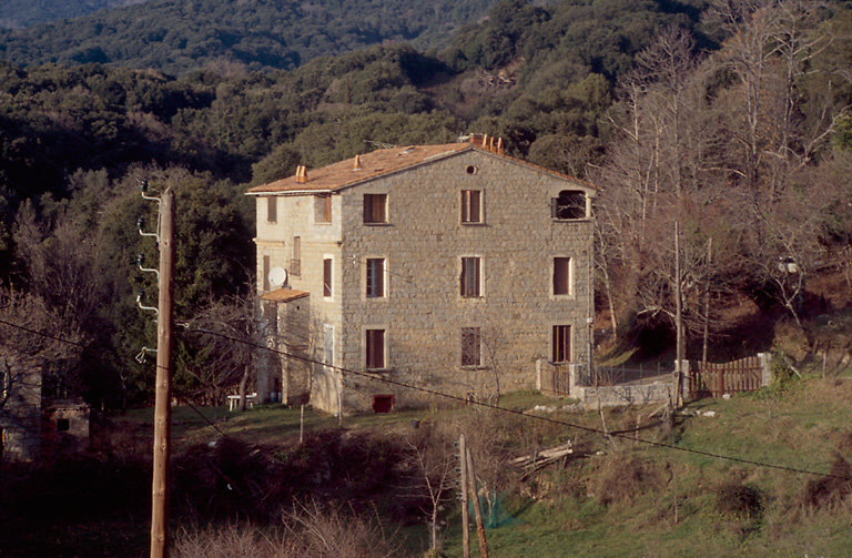 Vue d'ensemble de trois quarts.