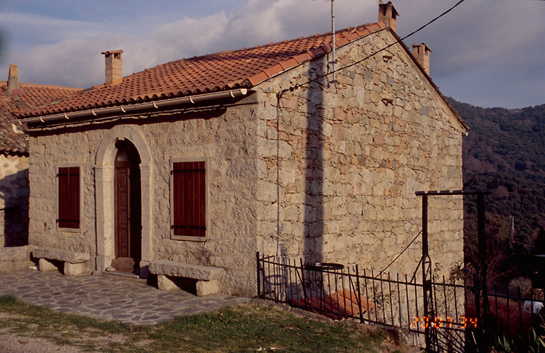 Vue d'ensemble de trois quarts.