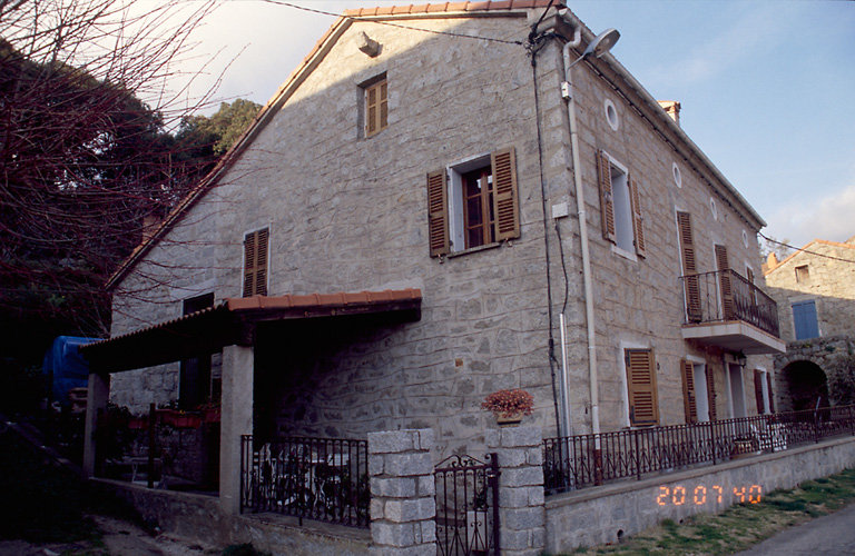 Vue d'ensemble de trois quarts.