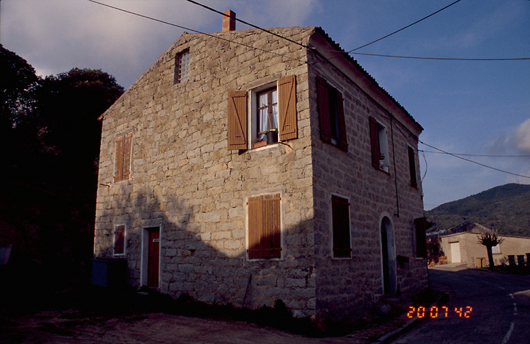 Vue d'ensemble de trois quarts.