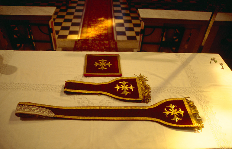 Bourse de corporal, voile de calice, chasuble, étole, manipule (ornement rouge)