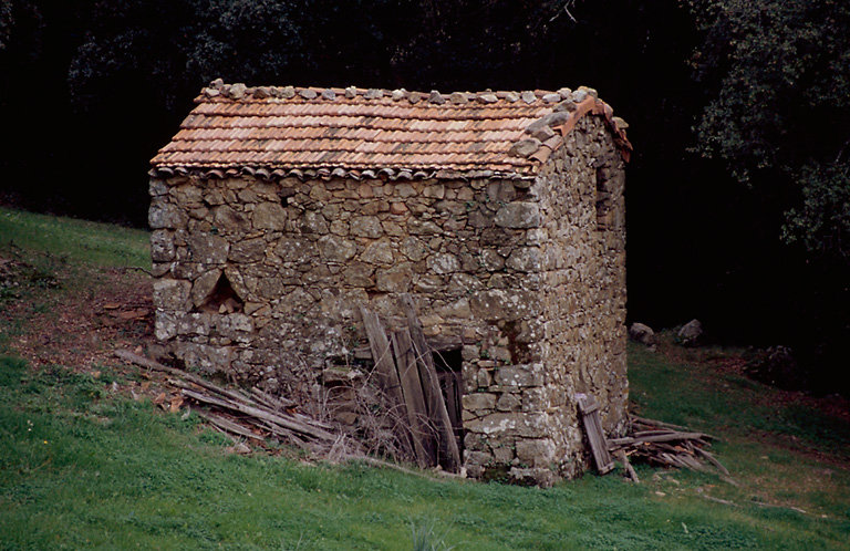 Vue d'ensemble de trois quarts.