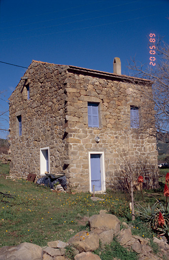 Vue d'ensemble de trois quarts.