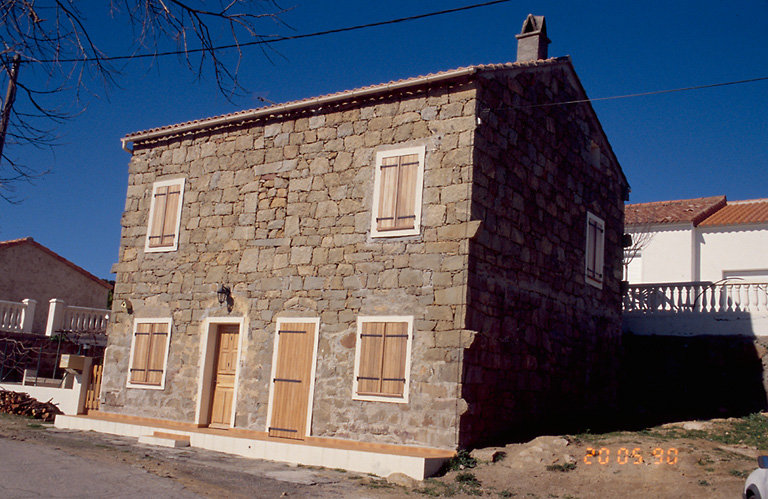 Vue d'ensemble de trois quarts.