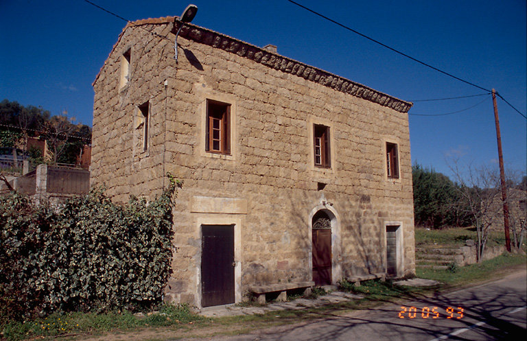 Vue d'ensemble de trois quarts.