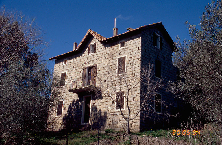 Vue d'ensemble de trois quarts.