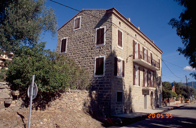 Vue d'ensemble de trois quarts.