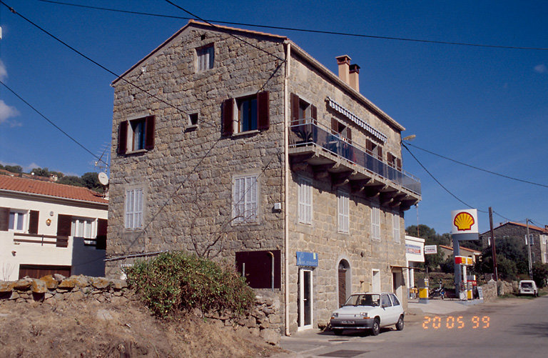 Vue d'ensemble de trois quarts.