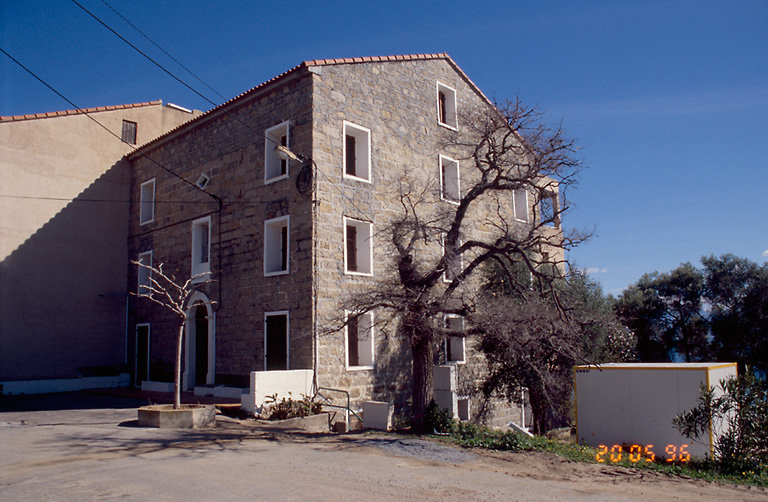 Vue d'ensemble de trois quarts.