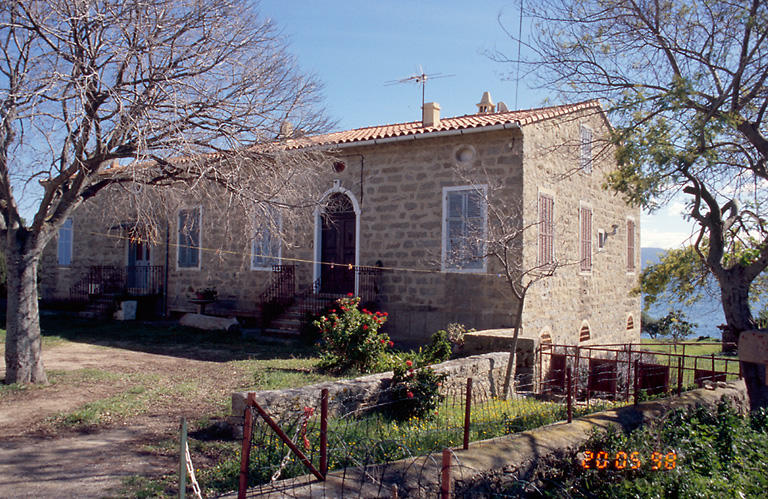Vue d'ensemble de trois quarts.
