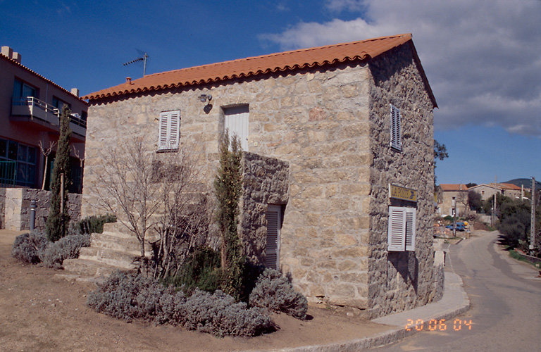 Vue d'ensemble de trois quarts.
