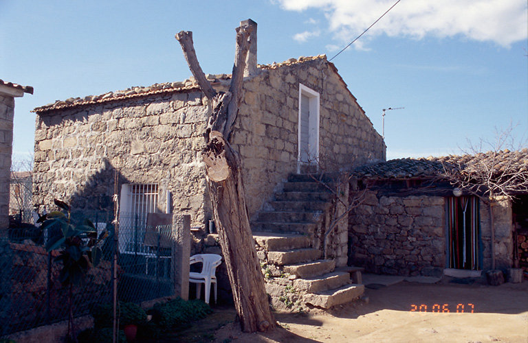 Vue d'ensemble de trois quarts.