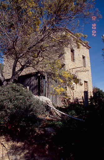 Vue d'ensemble de trois quarts.