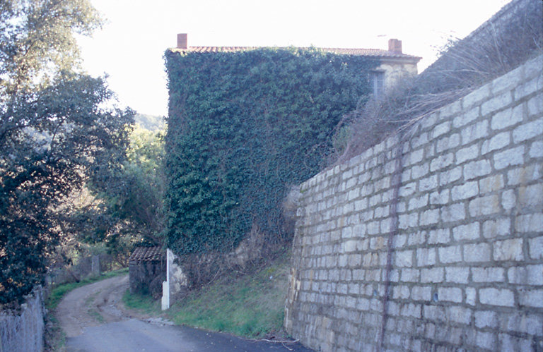 Vue d'ensemble de trois quarts.