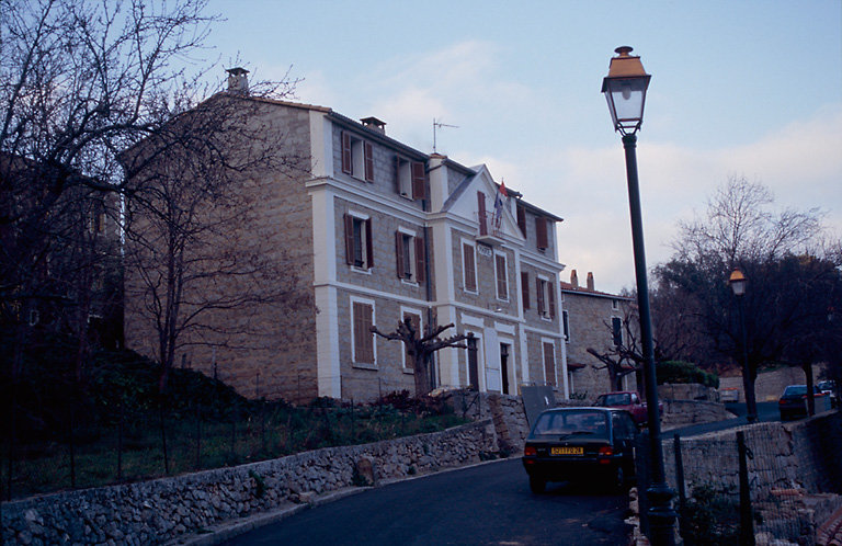 Vue d'ensemble de trois quarts.