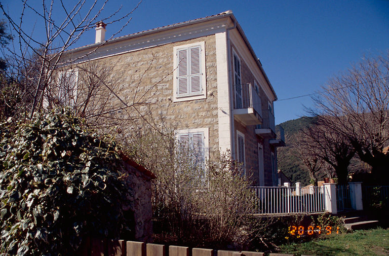 Vue d'ensemble de trois quarts.