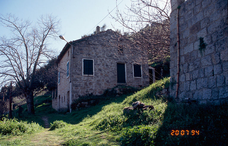 Vue d'ensemble de trois quarts.