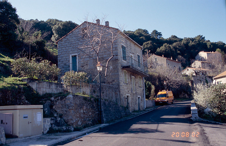 Vue d'ensemble de trois quarts.