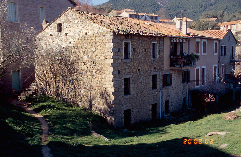 Vue d'ensemble de trois quarts.