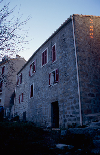 Vue d'ensemble de trois quarts.