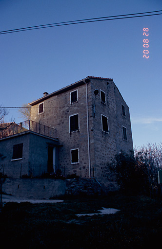 Vue d'ensemble de trois quarts.