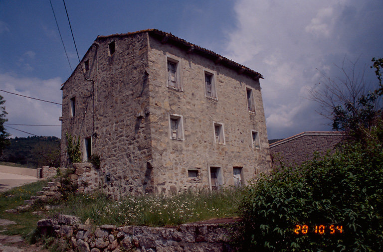 Vue d'ensemble de trois quarts.