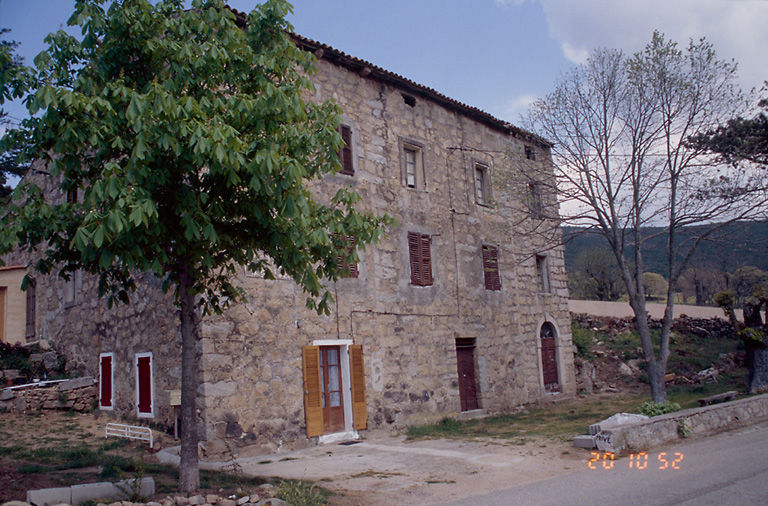 Vue d'ensemble de trois quarts.