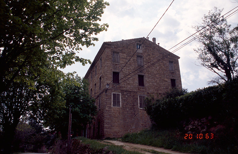 Vue d'ensemble de trois quarts.