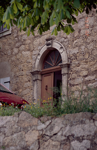 Porte cintrée à agrafe.