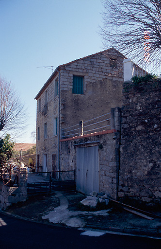 Vue d'ensemble de trois quarts.