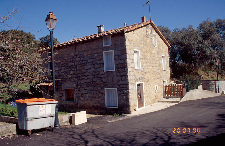 Vue d'ensemble de trois quarts.