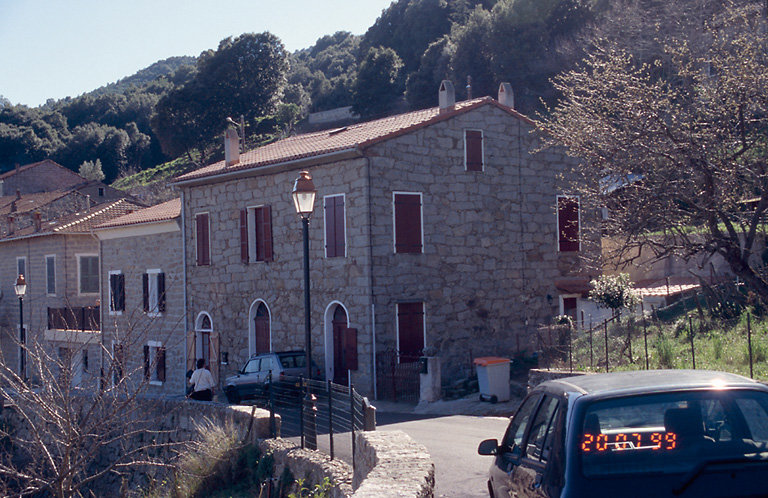 Vue d'ensemble de trois quarts.