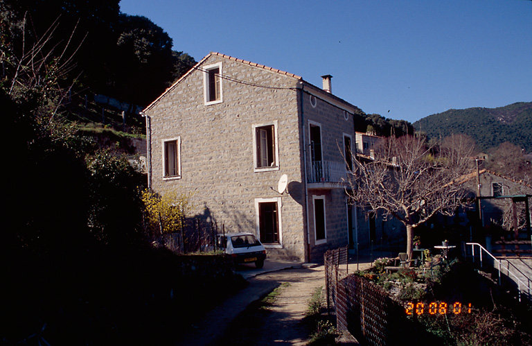 Vue d'ensemble de trois quarts.