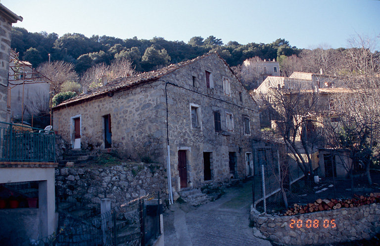 Vue d'ensemble de trois quarts.