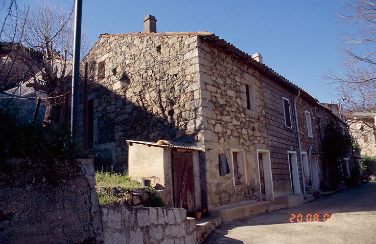 Vue d'ensemble de trois quarts.