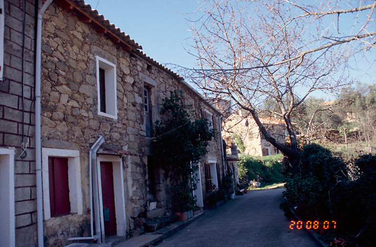 Vue d'ensemble de trois quarts.