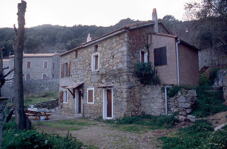 Vue d'ensemble de trois quarts.