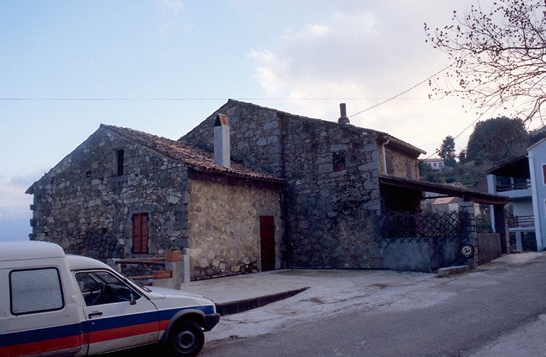 Vue d'ensemble de trois quarts.