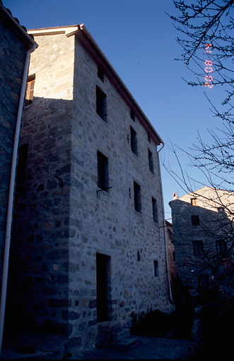 Vue d'ensemble de trois quarts.