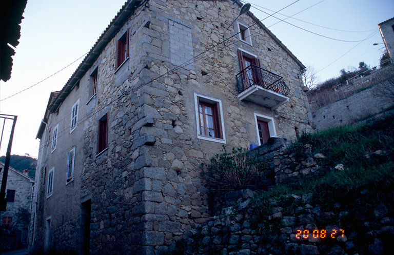 Vue d'ensemble de trois quarts.