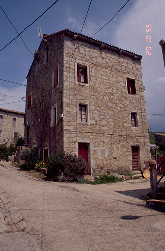 Vue d'ensemble de trois quarts.